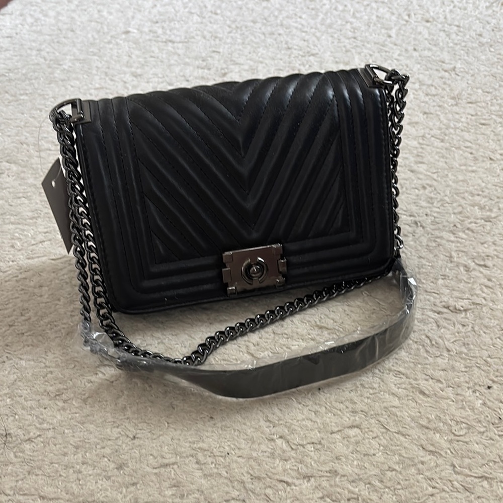 !NWT. Black Chevron Quilted Crossbody Bag